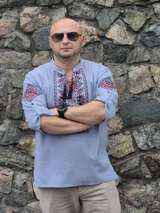 Вишиванка с червоним та чорним орнаментом